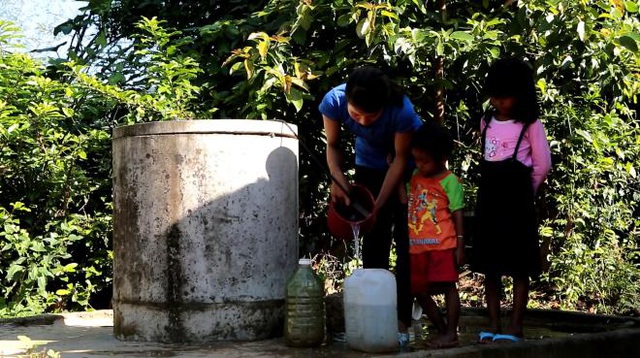 Ngày nào ba mẹ con chị K’sor Hlec (xã Sông Hinh, huyện Sông Hinh, Phú Yên) cũng lặn lội đường xa đi xin từng can nước về sử dụng.