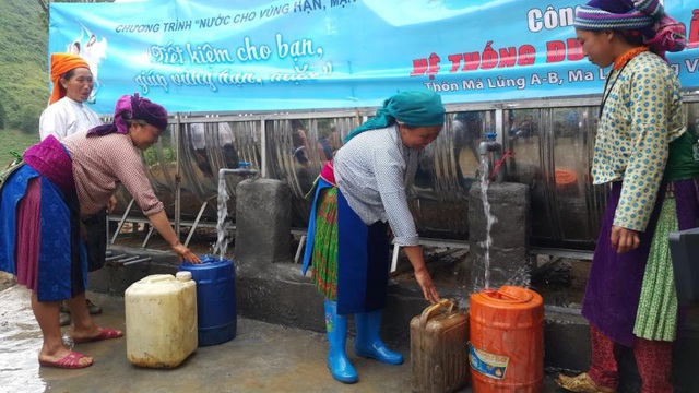 Nhờ sự chung tay của cả cộng đồng, nhiều công trình nước và bồn nước đã đến được tận tay bà con vùng hạn, mặn trên cả nước.