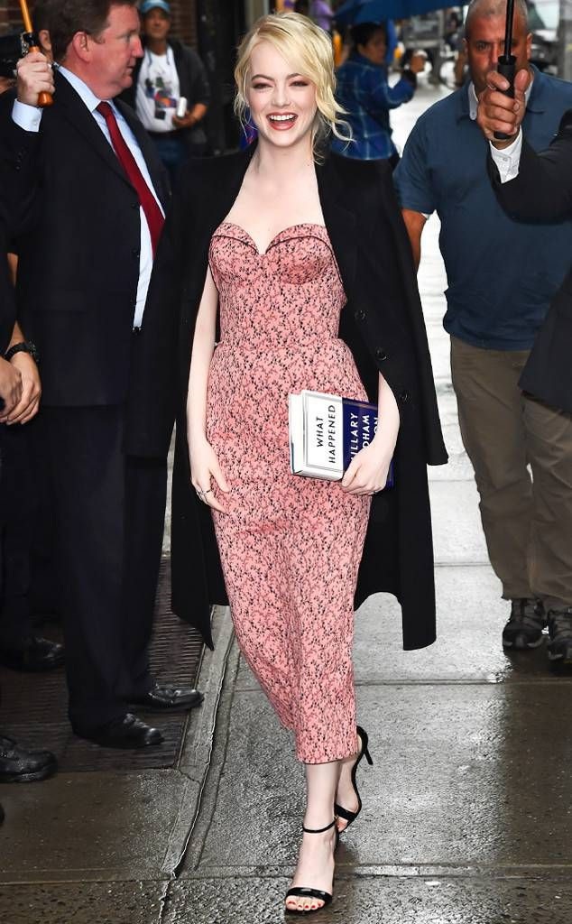 Emma Stone duyên dáng với đầm hoa nhí cúp ngực xinh xắn phối cùng blazer và sandal cao gót thanh lịch.