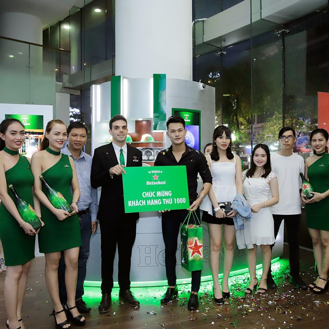 Và đây là vị khách thứ 1000 đến với hành trình trải nghiệm có một không hai “The World Of Heineken”, chàng trai may mắn đã không hề biết mình là vị khách đánh dấu cột mốc quan trọng khi tham gia hành trình trải nghiệm “The World of Heineken” tại tòa nhà biểu tượng BITEXCO FINANCIAL TOWER. Vị khách hày không khỏi bất ngờ khi nhận thông báo từ Heineken và sự bất ngờ đó lại làm trải nghiệm của chàng trai may mắn này lại càng thêm hoàn hảo trong “The World of Heineken”