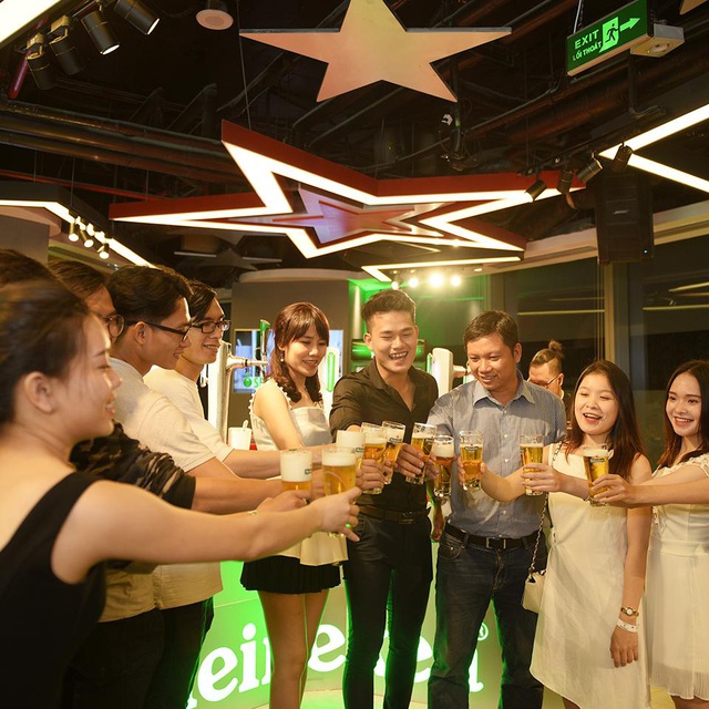 Không chỉ được chiêu đãi với những trải nghiệm hoàn hảo tại “The World of Heineken”, người hâm mộ còn nhận được những chai bia Heineken mang dấu ấn của riêng mình tại cuối hành trình.