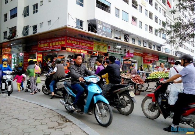 Không khó gặp khung cảnh họp chợ ồn ào này bên dưới khu chung cư đông dân nhất Hà Nội