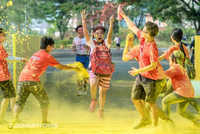 Không chỉ là màu sắc, âm nhạc, hàng nghìn người tham dự còn có thể trải nghiệm không gian lễ hội biến đổi xuyên suốt đường chạy. Nếu như bạn lo ngại mình chưa chạy bộ bao giờ thì đừng lo nha, nước khoáng thiên nhiên La Vie và Family Medical Practice sẽ sẵn sàng hỗ trợ bạn bất kỳ đâu trên đường chạy.