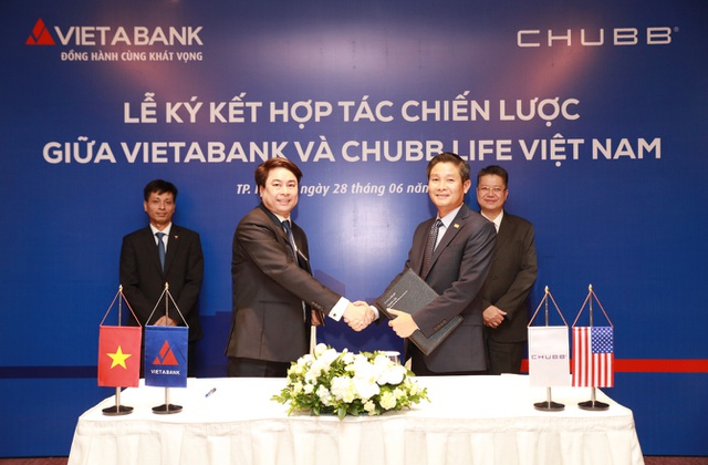 Đại diện Chubb Life Việt Nam và VietABank tại buổi lễ ký kết hợp tác chiến lược.