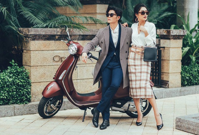 Giống như những item ra đời vào thập niên 70, Vespa Primavera được tôn vinh là 1 biểu tượng của tuổi trẻ phiêu du, tự do (Trong tiếng Ý, Primavera cũng có nghĩa là “mùa xuân”). Ban đầu, dòng xe được thiết kế với mục đích dành riêng cho những người trẻ yêu thể thao, thích hoạt động ngoài trời và không muốn tới trễ trong các cuộc hẹn với bạn bè chỉ vì tắc đường.