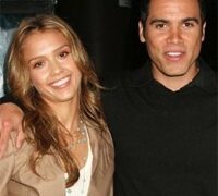 Jessica Alba vẫn chưa bỏ người yêu