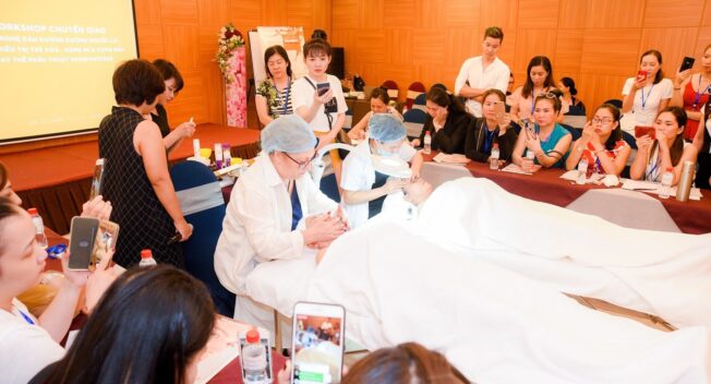 Juliette Armand cùng Cố vấn Quốc Tế Anna Marsiano dốc lực hỗ trợ Spa & TMV