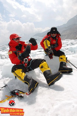 Ba chàng trai Việt trên đỉnh Everest   - 1