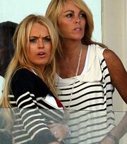 Bố mẹ Lindsay Lohan lên tiếng vì con gái