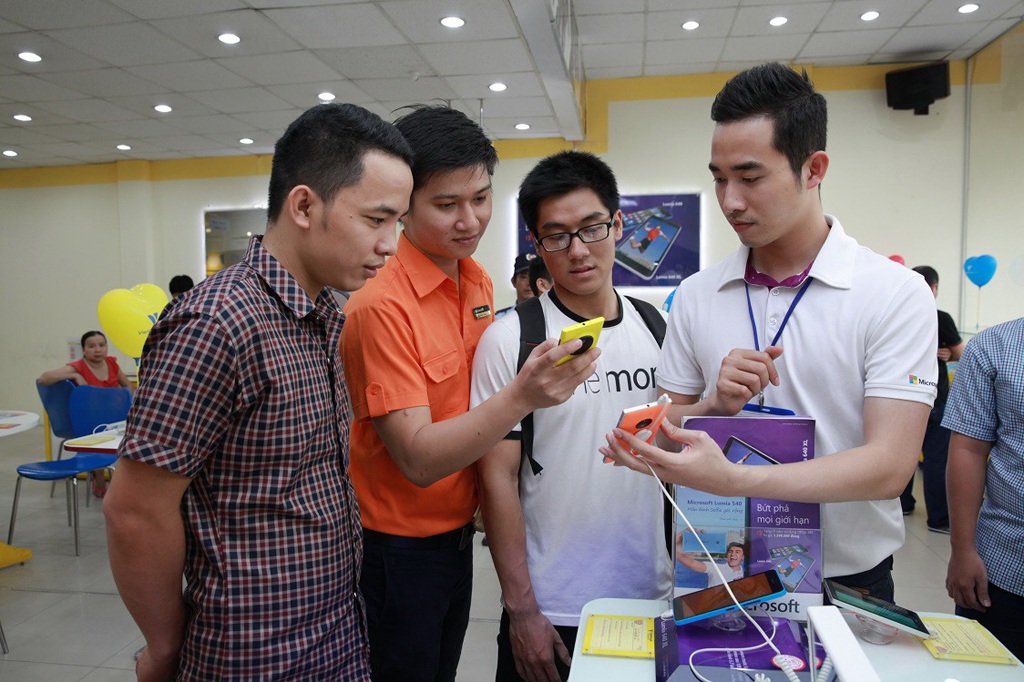 Giới trẻ đua nhau selfie để mua smartphone giá sốc - 1 Gian hàng Microsoft Lumia trước giờ “G”