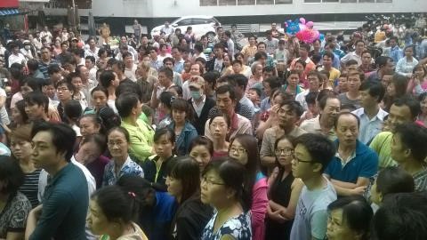 Giới trẻ đua nhau selfie để mua smartphone giá sốc - 3 Hàng trăm người hồi hộp chờ đợi kết quả bóc thăm