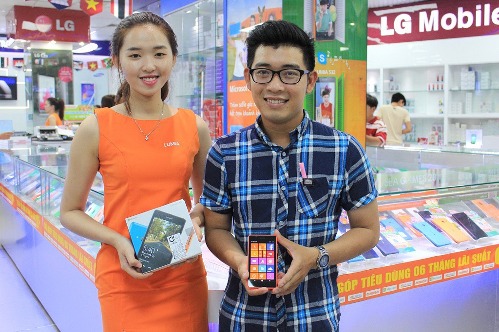 Giới trẻ đua nhau selfie để mua smartphone giá sốc - 4 Một trong những khách hàng may mắn mua được Lumia 540 giá sốc tại cửa hàng Nguyễn Kim