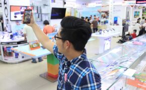 Giới trẻ đua nhau selfie để mua smartphone giá sốc