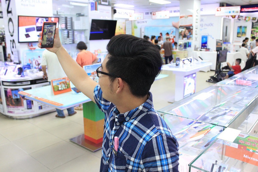 Giới trẻ đua nhau selfie để mua smartphone giá sốc - 5 Thử nghiệm ngay tính năng selfie của Lumia 540 tại cửa hàng