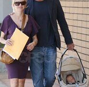 Mới sinh con 2 tuần đã đi dạo phố!