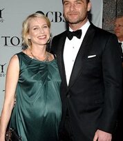 “Người đẹp King Kong” đã sinh bé trai!