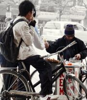 Học trò Hà Nội “hẹn hò” hàng rong