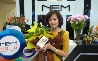 Khách hàng NEM hào hứng khi trúng thưởng liên tục