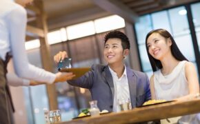 Tôi càng ngày càng thích làm khách VIP ngân hàng