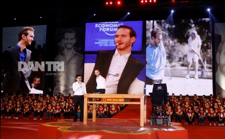 Nick Vujicic khi đến thăm Việt nam tháng 5/2013