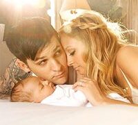 Nicole Richie “trưng” ảnh con gái