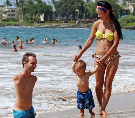 “Người không tay” Nick Vujicic hạnh phúc bên vợ con