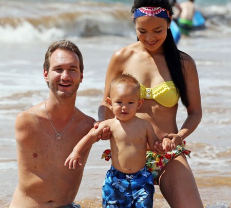 “Người không tay” Nick Vujicic hạnh phúc bên vợ con