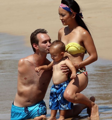 “Người không tay” Nick Vujicic hạnh phúc bên vợ con