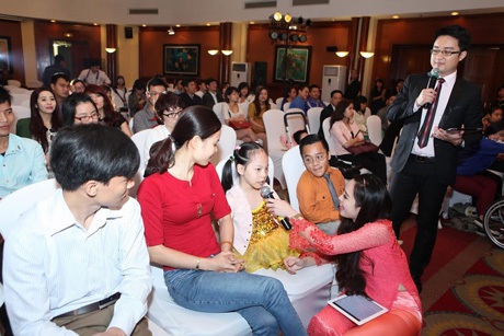 Cô bé Nick Vujicic Việt Nam Linh Chi cũng góp mặt.