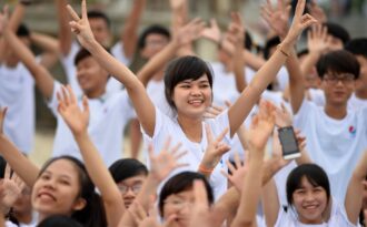 Được tham gia MV quay từ vũ trụ, giới trẻ Đà Nẵng phấn khích