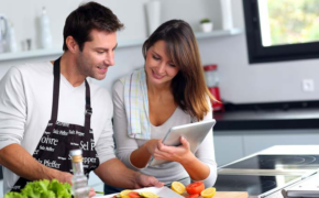 Những tuyệt chiêu kéo chồng vào bếp