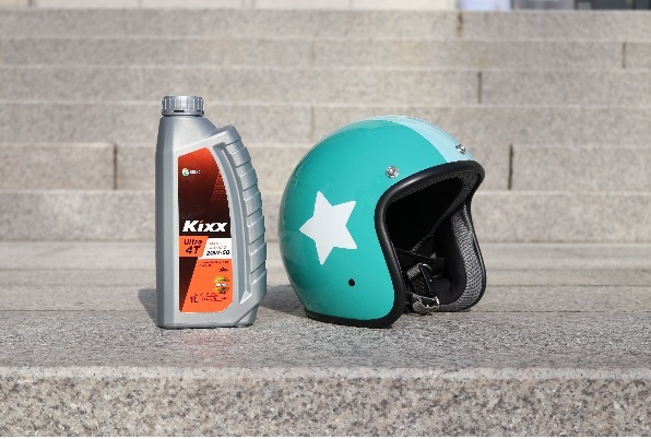 ▲Sản phẩm mới của Kixx Engine Oil “Kixx Ultra 4T API SJ / JASO MA2” và mũ bảo hiểm “Kixx Sarang Helmet”