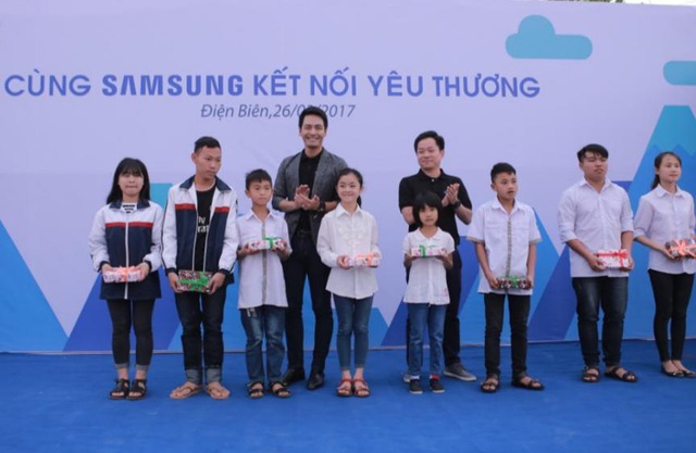 MC Phan Anh đồng hành cùng Samsung Connect trao gửi những món quà yêu thương đến trẻ em Điện Biên