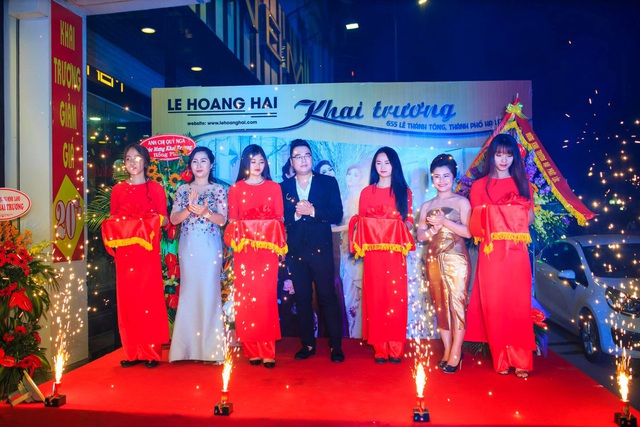 NTK Lê Hoàng Hải cắt băng khai trương chúc mừng showroom.