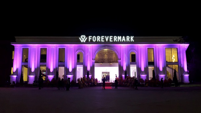  Bên ngoài mặt tiền của Forevermark. 