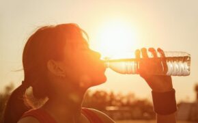 Bổ sung nước vào mùa hè sao cho đúng?