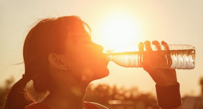 Bổ sung nước vào mùa hè sao cho đúng?