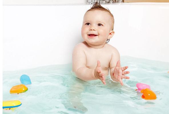 Không nên tắm cho trẻ bằng nước quá nóng hoặc quá lạnh