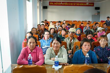 Những mòn quà nhỏ của chương trình “Chuyến xe kết nối” phần nào giúp bà con huyện Vạn Ninh, Khánh Hòa có thêm động lực vượt qua khó khăn, sớm ổn định lại cuộc sống dịp cuối năm. Bà con vô cùng xúc động khi được thăm hỏi, nhận quà từ thiện và giao lưu với các nghệ sĩ.