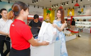 Theo chân Diễm My 9X, Angela Phương Trinh đi “săn” giày 200.000 đồng từ Juno