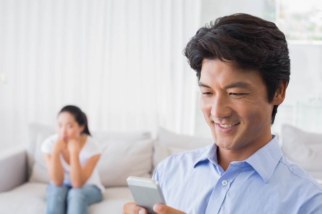 Khoảng 32% các cặp vợ chồng Việt thường xuyên xảy ra tranh cãi vì nửa kia dành quá nhiều thời gian sử dụng điện thoại và máy tính.