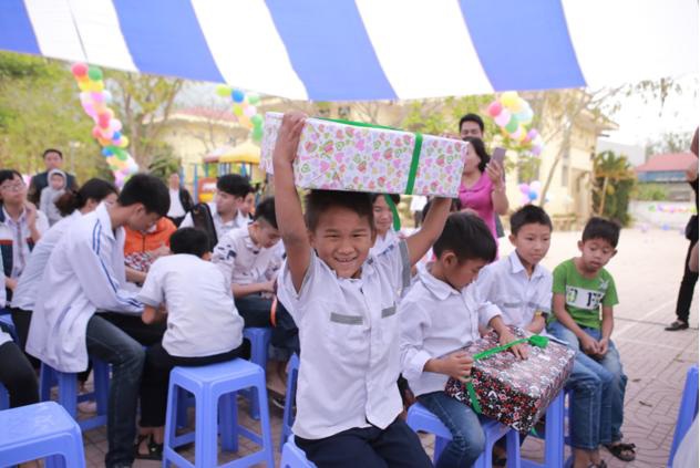 Các em nhỏ Điện Biên không giấu được niềm vui khi cầm trên tay món quà mình hằng mơ ước