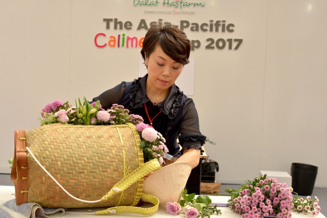 Rieko Matsushima đang dùng Calimero để thổi hồn vào tác phẩm của mình.