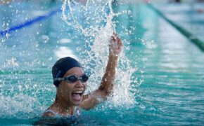 Phía sau chiếc huy chương vàng bơi lội ở tuổi 55: Khi ước mơ được chắp cánh