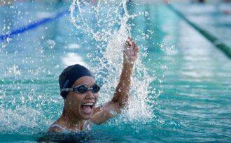 Phía sau chiếc huy chương vàng bơi lội ở tuổi 55: Khi ước mơ được chắp cánh
