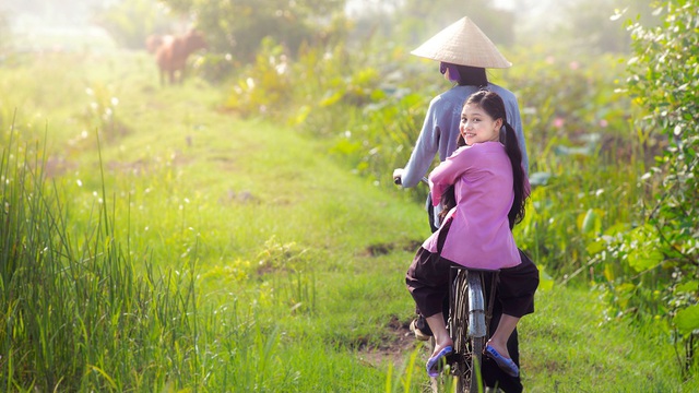 Võ Khánh Ngọc bật mí: “Đây là ca khúc khiến con bật khóc ngay từ trong phòng thu. Đến khi trực tiếp quay MV và thể hiện vai diễn của mình, con đã có những cảm xúc chân thật và nỗi xúc động rất lớn. Con hy vọng khán giả cũng sẽ dành nhiều tình cảm và đón nhận món quà ý nghĩa này”.