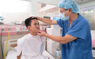 Từ nay con đã có một khuôn mặt lành lặn!