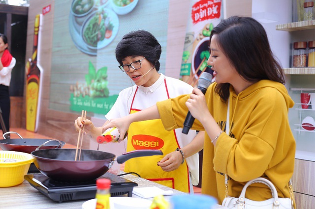 Hương tự tin cùng nấu món sườn om MAGGI cùng đầu bếp Vũ Ánh Nguyệt. Đây là một trong những món Hương yêu thích vì không khó nấu và vị thơm ngon từ đậu nành lên men tự nhiên của MAGGI luôn rất hấp dẫn