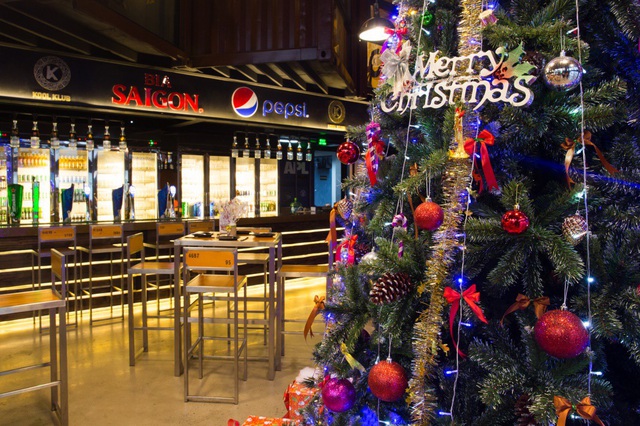 Nhà hàng Container là nơi hẹn hò quen thuộc của nhiều đôi tình nhân trẻ mùa Giáng Sinh.
