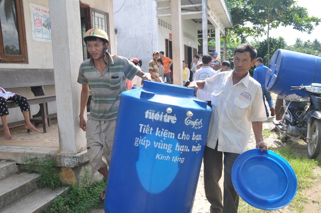 Người dân Bến Tre vui vẻ nhận bồn chứa nước từ chương trình